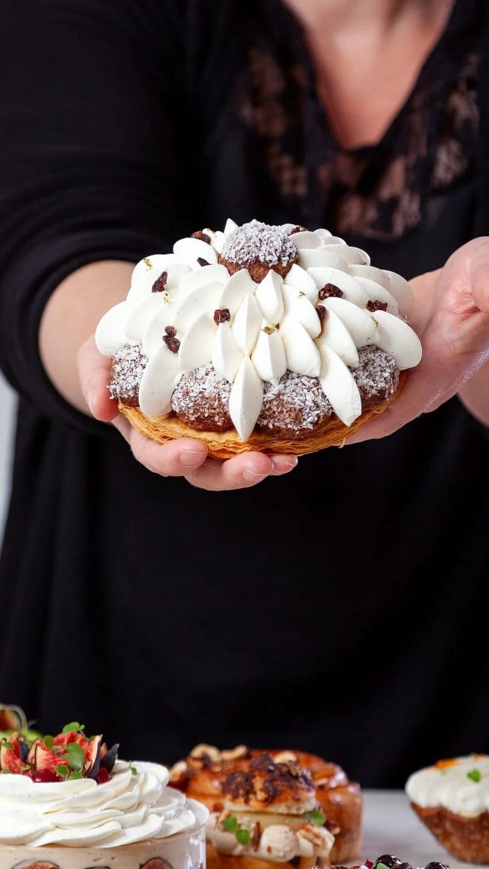 Présentation d'un dessert sucre plume buffet